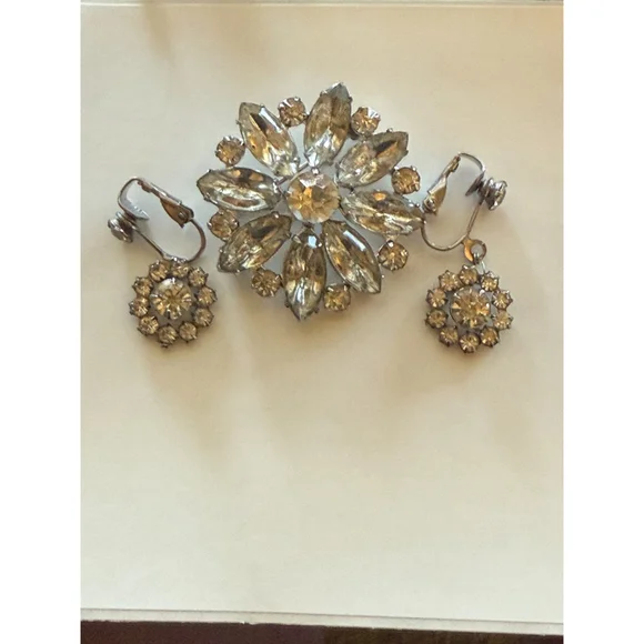 VINTAGE SILVERTONE CRYSTALS FLORAL BROOCH PIN with clip on earrings - Picture 12 of 13